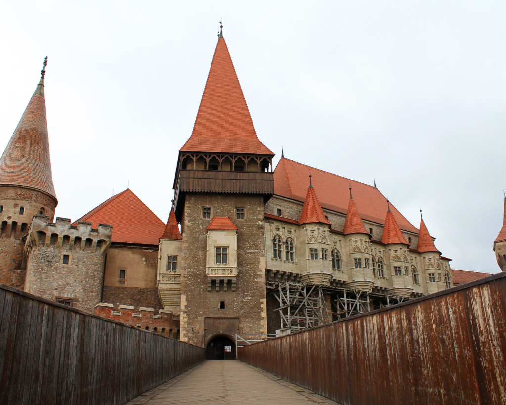 Die Burg steht westlich der Altstadt von Hunedoara auf einem Felsen mit einer Fläche von rund 7.000 Quadratmetern.