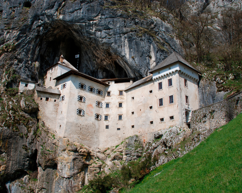 Die Höhlenburg Predjama befindet sich bei dem Dorf Predjama, neun Kilometer von Postojna in Slowenien.