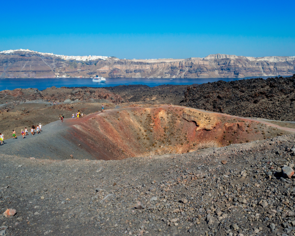 Der Krater von Nea Kameni ist der Hauptkrater der gleichnamigen, aktiven Vulkaninsel in der Caldera von Santorin.