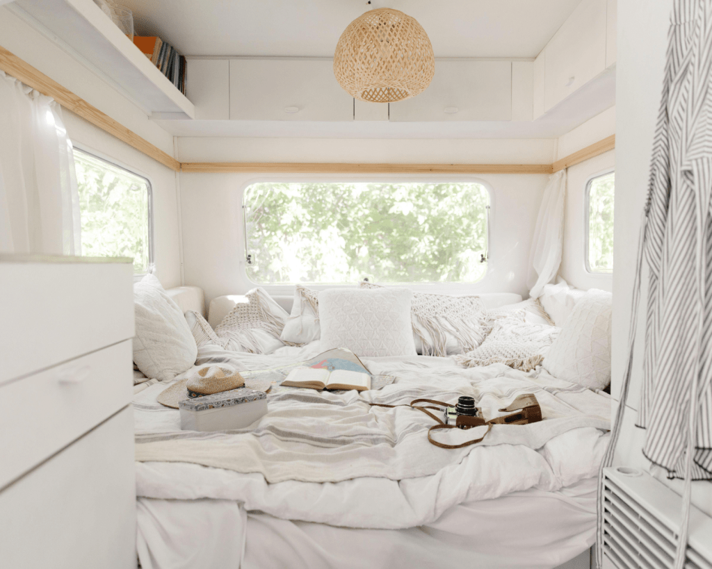 Decken, Kissen und Wollplaids aus Naturmaterialien schaffen W&auml;rme und passen perfekt zu den hellen Holzdekoren der Carado-Modelle.