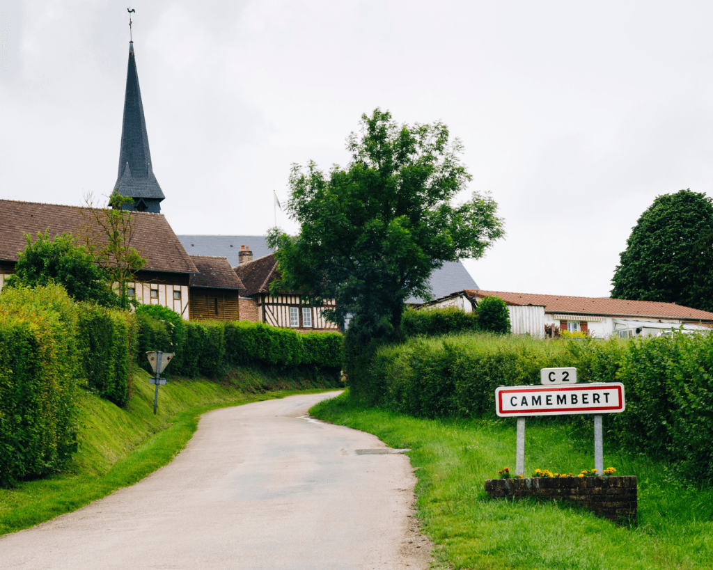 Der ber&uuml;hmte K&auml;se Camembert verdankt seinen Namen dem Dorf Camembert &ndash; ein echtes Symbol der normannischen Genusskultur.