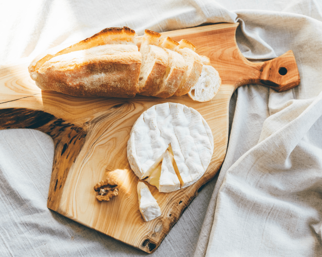 Einer Legende nach wurde der Camembert im 18. Jahrhundert von der B&auml;uerin Marie Harel erfunden, die das Rezept von einem Priester erhalten haben soll, der w&auml;hrend der Franz&ouml;sischen Revolution bei ihr Zuflucht suchte. 