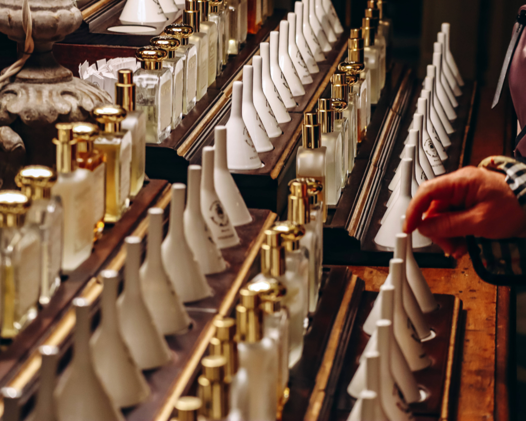 Die Parfüms und die anderen Produkte kann man nicht nur hier kaufen, sondern auch online bestellen.