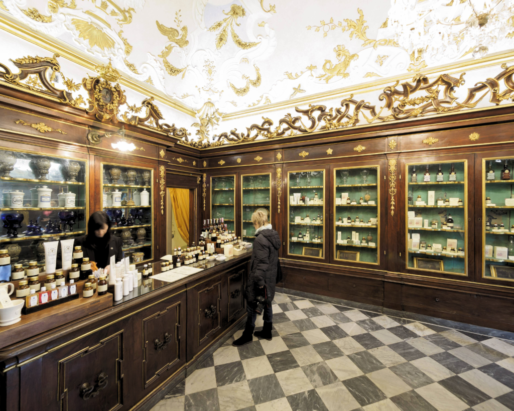 Ein Erlerbnis ist allein der stilvolle Verkaufsraum mit seiner Ausstattung aus dem 19. Jh.