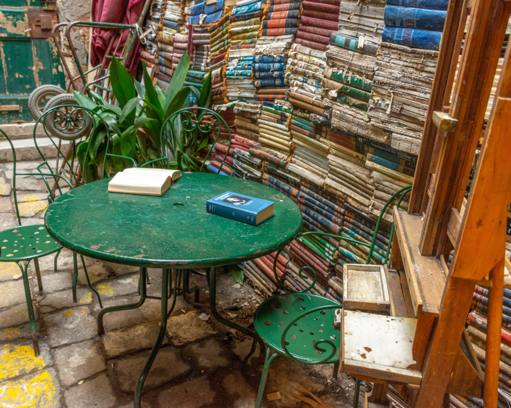 Eine der ungewöhnlichsten und beeindruckendsten Buchhandlungen der Welt findet sich im Sestiere Castello in Venedig.