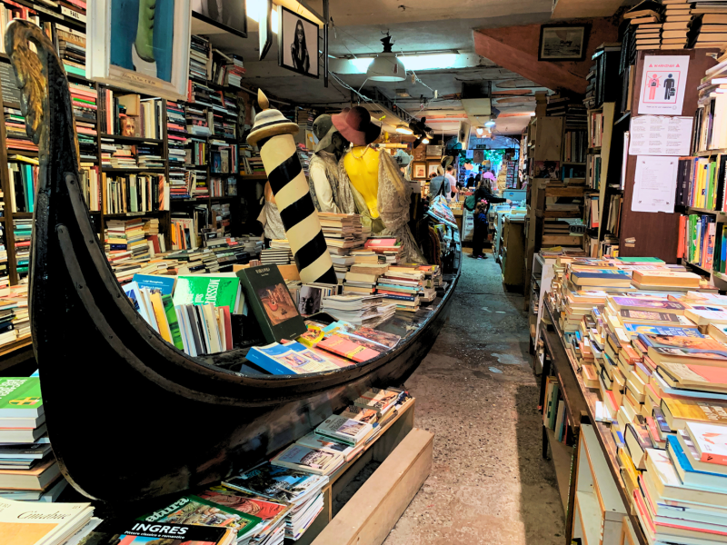 Weltweit einzigartig: In dieser italienischen Buchhandlung schwimmen die Bücher auf Gondeln!