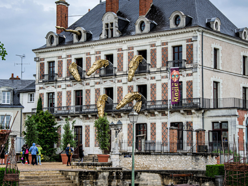 Der magischste Ort Frankreichs? In diesem Haus erwacht alle 30 Minuten der goldene Drache zum Leben.