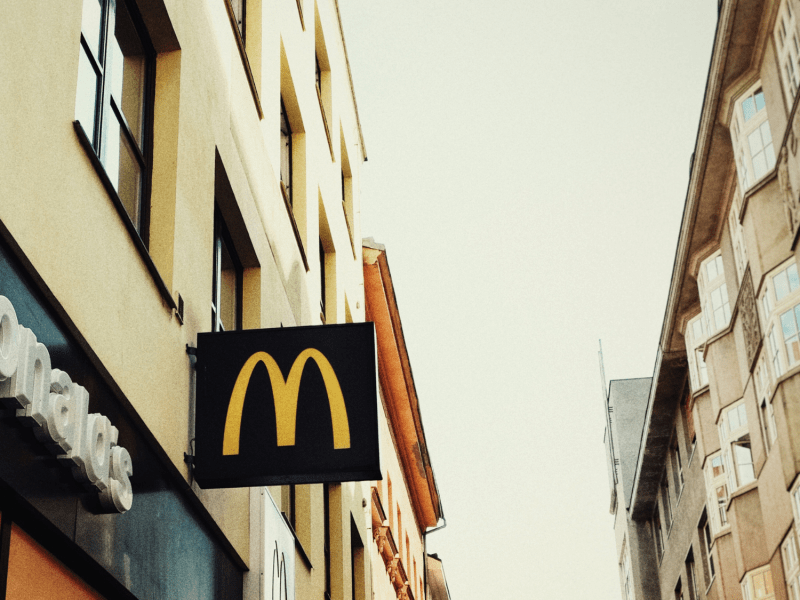 Geheimtipp Frankreich: Dieser McDonald’s ähnelt einem „elsässisches Märchenhaus“ – und befindet sich mitten in Paris!