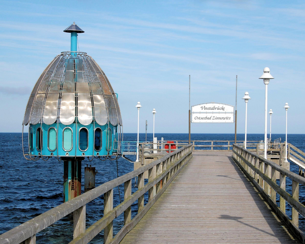Die Tauchgondel befindet sich am Kopf der 315 m langen &bdquo;Vineta-Br&uuml;cke&ldquo;.