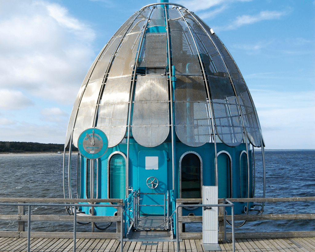 Die Tauchgondel an der Seebr&uuml;cke in Zinnowitz l&auml;dt dich ein, die faszinierende Tier- und Pflanzenwelt des Meeresbodens hautnah zu erleben.