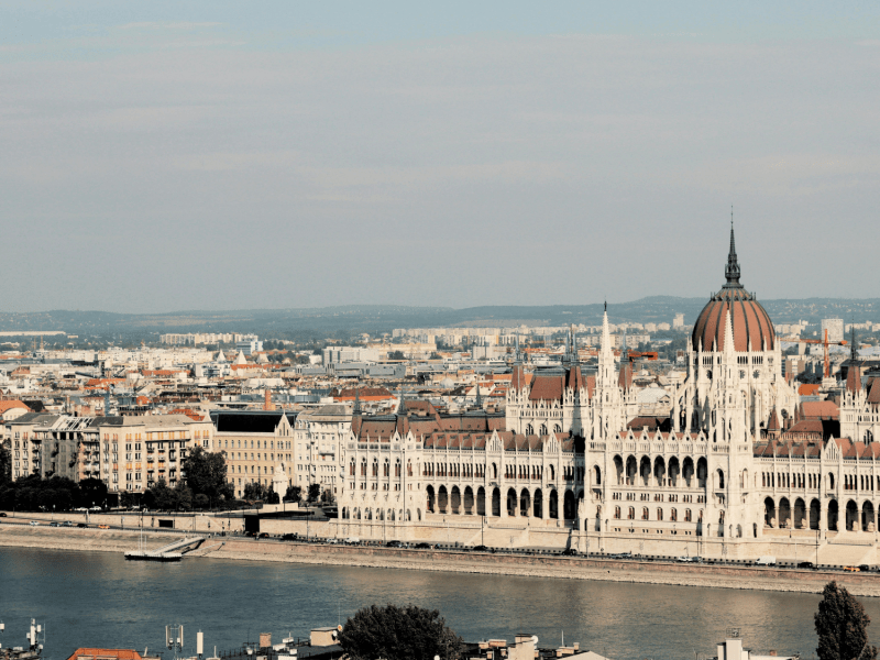 Stroh auf dem Boden, Zettel an den Wänden: Dieser skurrile Pub ist in Budapest ein echter Geheimtipp!