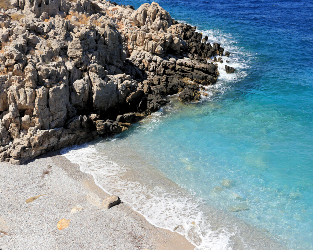 Amorgos bietet eine Vielzahl von Str&auml;nden, von langen Sandstr&auml;nden wie Aegiali, Levrossos und Maltezi bis hin zu malerischen Kieselstr&auml;nden wie Agia Anna und Mouros. 