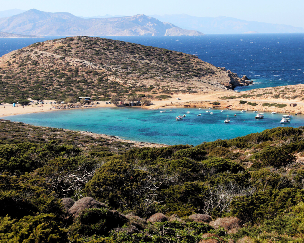 Amorgos Natur zeichnet sich durch eine bergige, zerkl&uuml;ftete Landschaft mit wilden Kr&auml;utern und atemberaubenden Ausblicken auf das Meer aus.