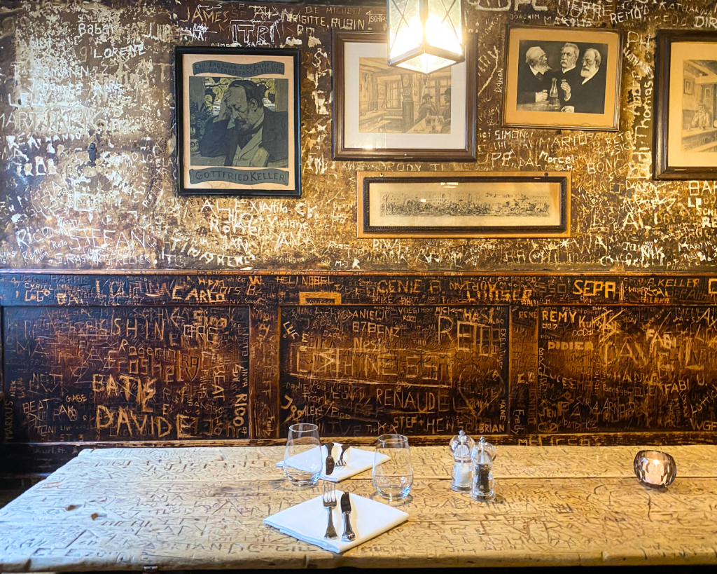 Die Oepfelchammer in Z&uuml;rich wurde nach Modernisierungen erneut er&ouml;ffnet &ndash; das Trinkritual ist jedoch geblieben.