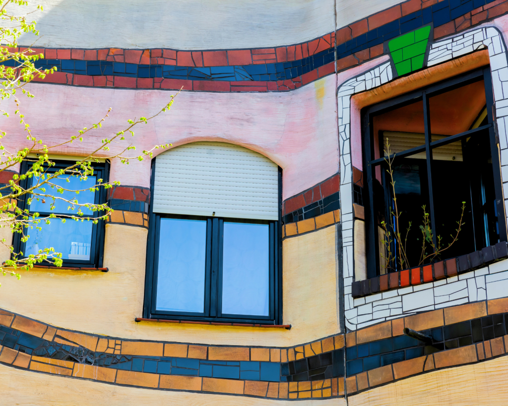 Inzwischen sind die Farben des Gebäudes nicht mehr ganz so kräftig, dennoch ist es ein Besuch wert.