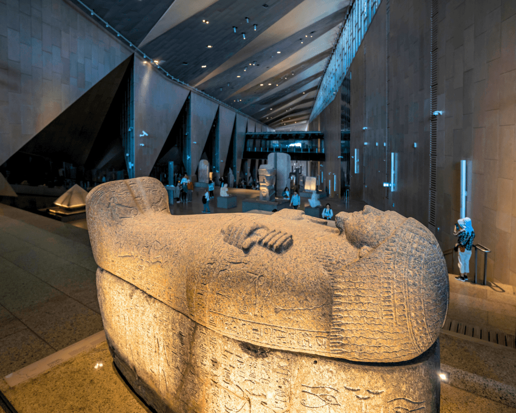 In dem Museum erwarten dich mehr als 100.000 Artefakte, darunter die Sammlung des Pharaos Tutanchamun.