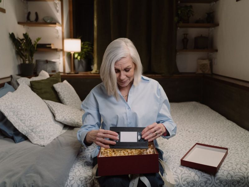 Oma hält VHS-Kasette in der Hand