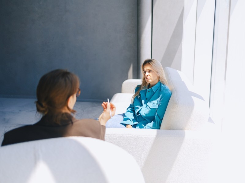 Zwei Frauen unterhalten sich.