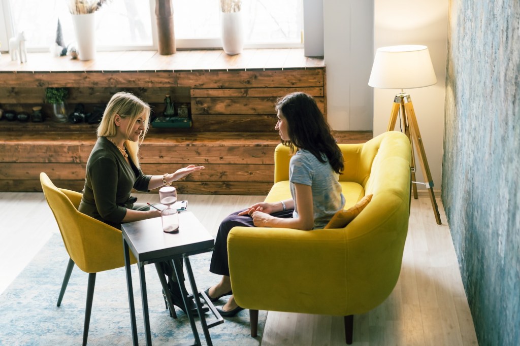 Zwei Frauen unterhalten sich im B&uuml;ro.