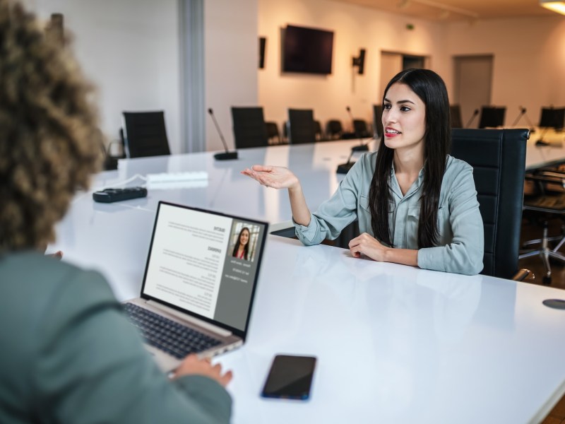 Geschäftsfrau führt ein Vorstellungsgespräch im Büro.