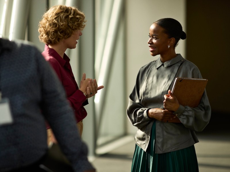 Zwei Frauen unterhalten sich im Büro-