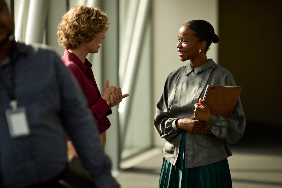 Zwei Frauen unterhalten sich im Büro-