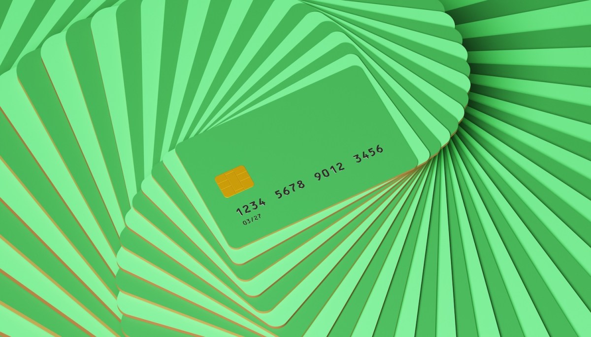Abstraktes Bild von Kreditkarten, die in einem spiralförmigen Muster in hellen und dunklen Grüntönen immer größer werden.