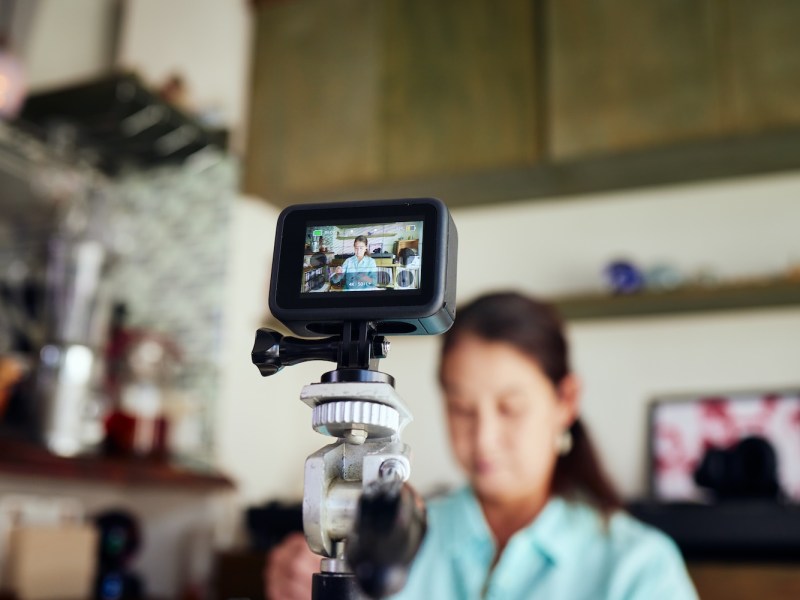 Eine Frau filmt sich bei einer Aktivität.