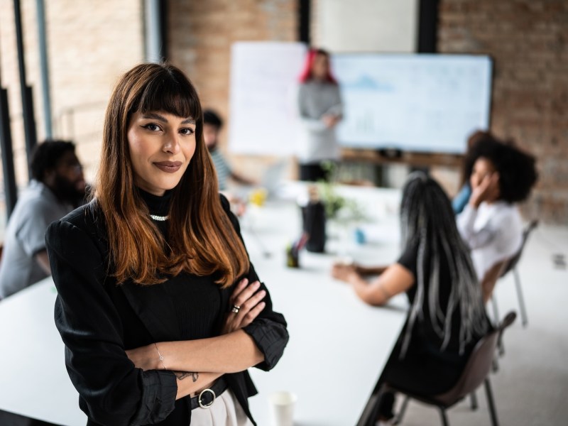 Porträt einer selbstbewussten Geschäftsfrau im Büro.