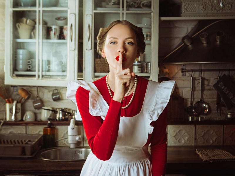 junge frau retro küche vintage geschirr