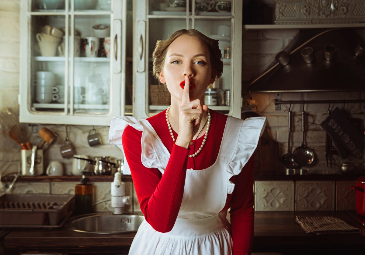 junge frau retro küche vintage geschirr