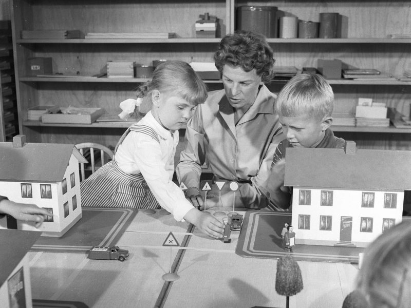 Frau kinder spielzeug