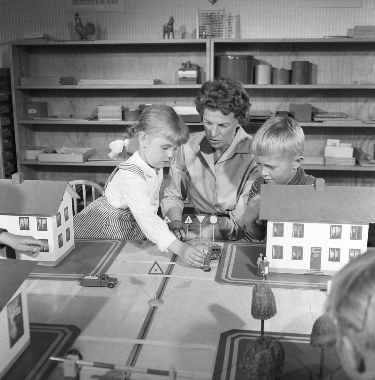 Frau kinder spielzeug