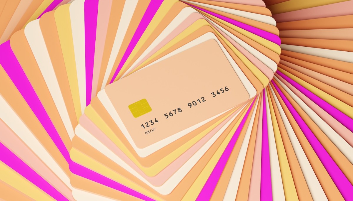 Abstraktes Bild von Kreditkarten, die in einem spiralförmigen Muster gestapelt sind und immer größer werden.