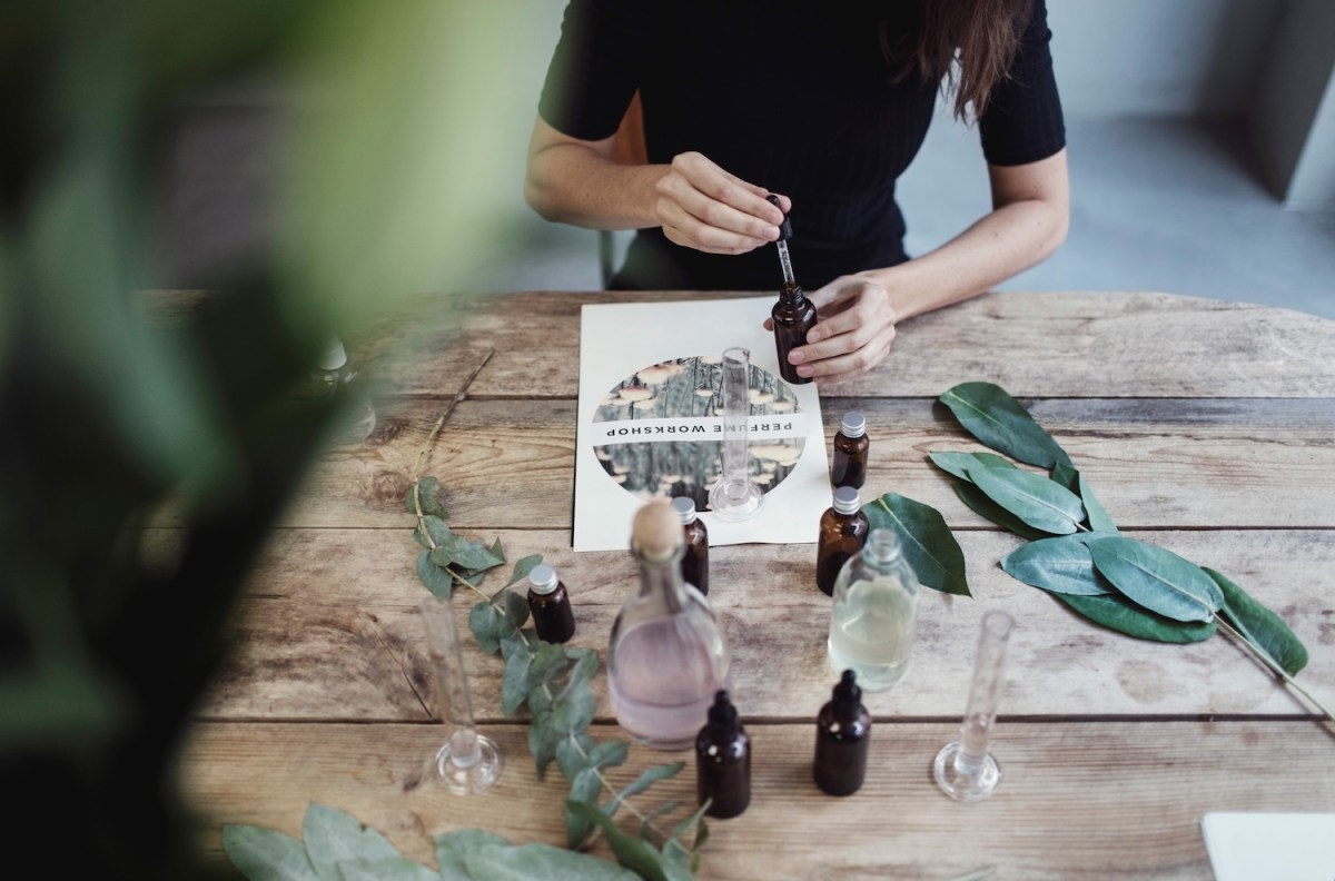 Eine Frau arbeitet mit Düften.