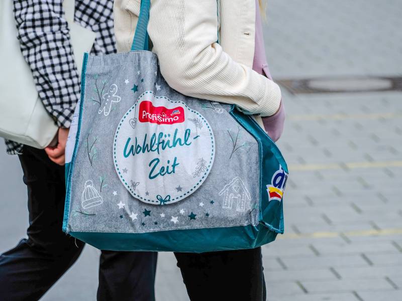 Frau mit Shoppingbag von Profissimo dm