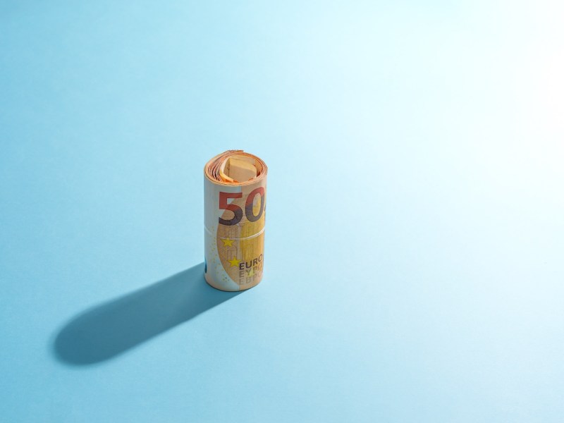 Fünfzig-Euro-Scheine auf blauem Hintergrund.