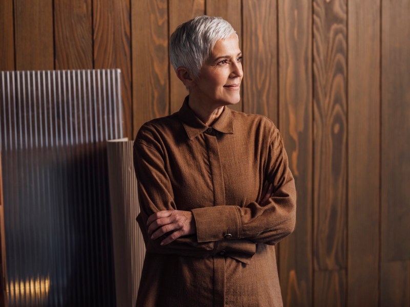 Porträt einer lächelnden,, älteren Geschäftsfrau in ihrem Büro.