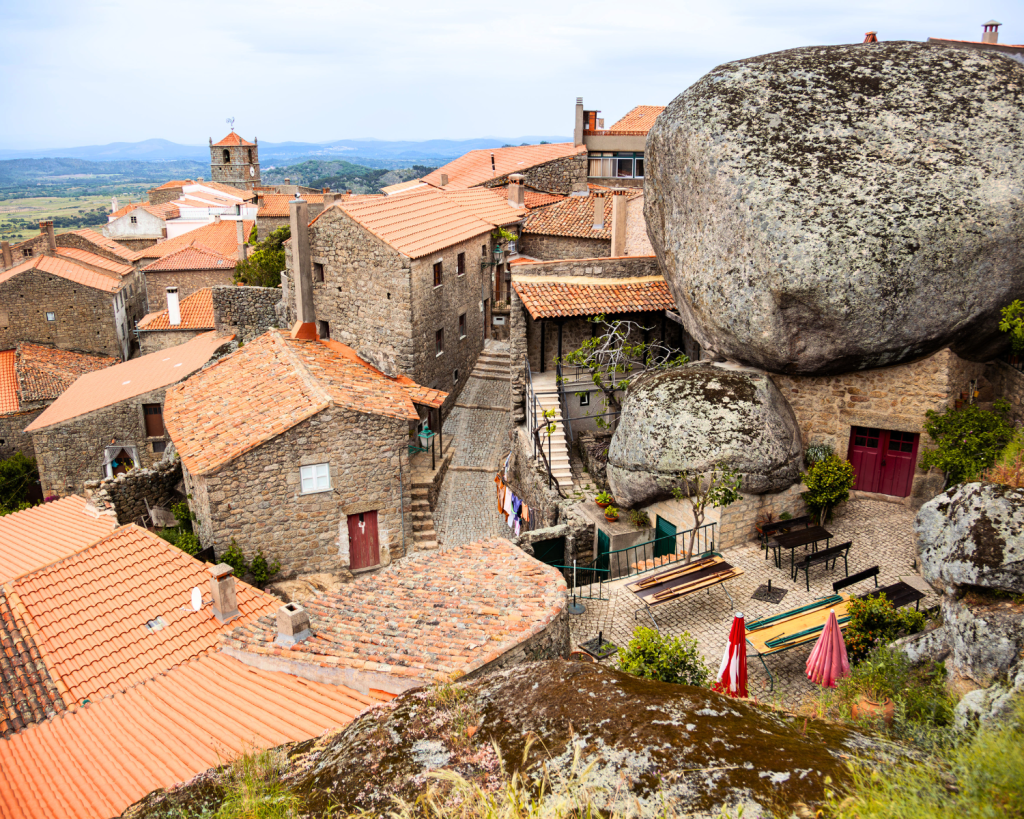 Monsanto z&auml;hlt zu den einzigartigsten und reizendsten D&ouml;rfer Portugals. Das Dorf thront auf der Spitze eines H&uuml;gels, umgeben von riesigen Felsbrocken.