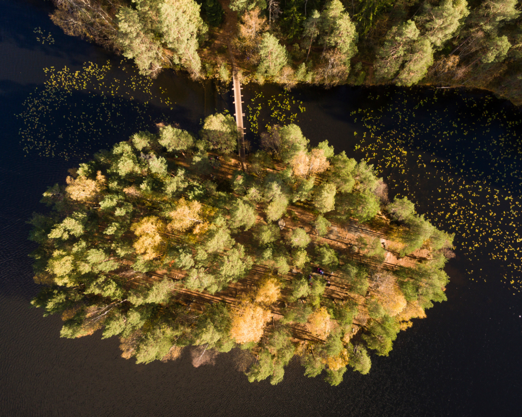 Der Nationalpark liegt nordwestlich der Hauptstadt Helsinki auf dem Gebiet der Gemeinden Espoo, Kirkkonummi und Vihti. 