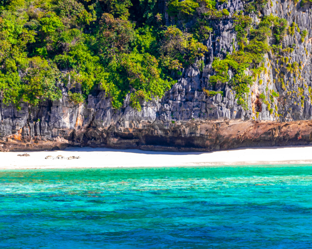 Wenn der Strand geschlossen ist, kann lediglich mit Booten an eine Absperrung herangefahren werden und die Maya Bay aus gro&szlig;er Distanz sehen.