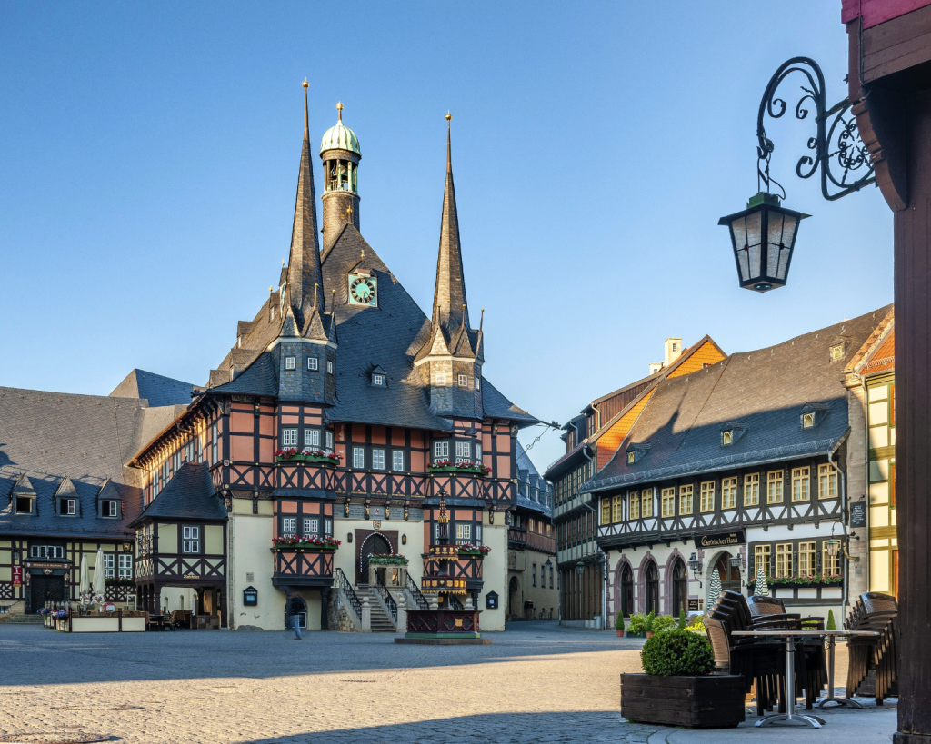 Die Altstadt von Wernigerode bietet ein facettenreiches Bild mit vielen restaurierten Fachwerkh&auml;usern. 