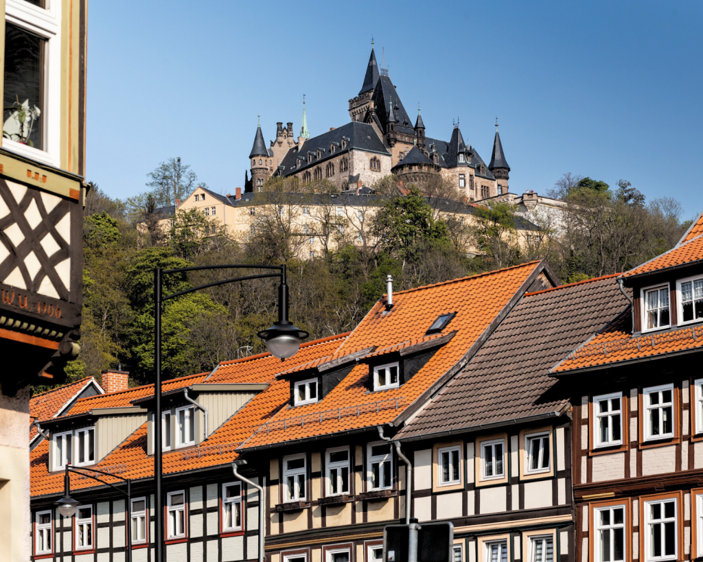 Das Schloss Wernigerode im sachsen-anhaltischen Wernigerode erhielt seine jetzige Gestalt im ausgehenden 19. Jahrhundert und wurde zu einem Leitbau des norddeutschen Historismus.