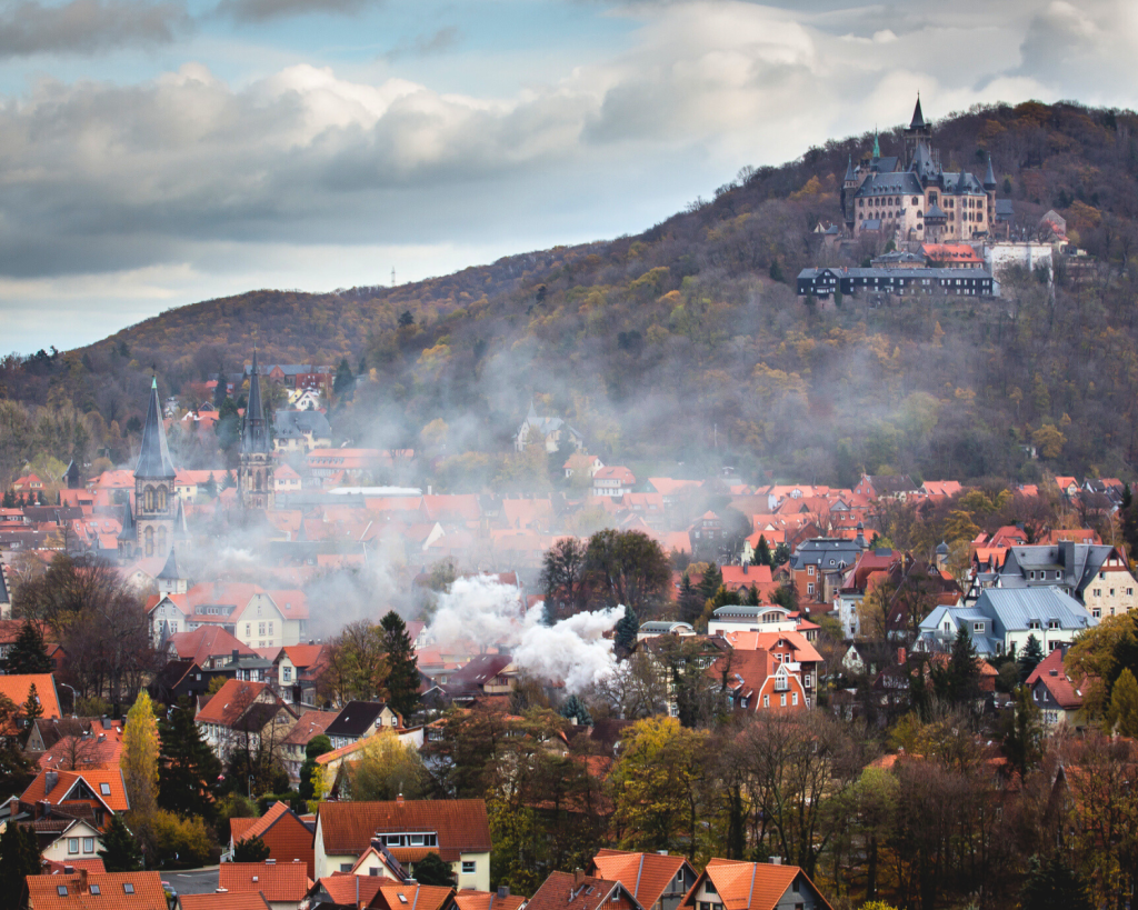 Wernigerode ist eine Stadt im Harz im Mitteldeutschland und zeichnet sich durch ihre Fachwerkh&auml;user aus, darunter das mittelalterliche Rathaus und das "Schiefe Haus". 