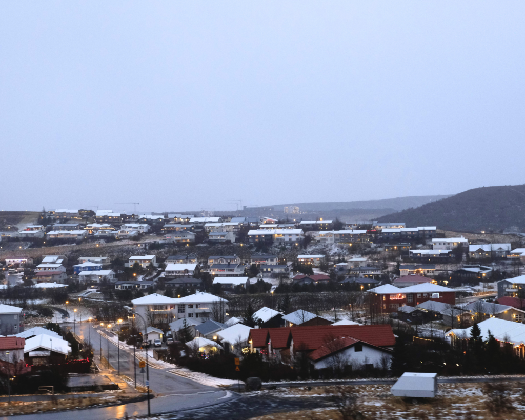 Hafnarfjörður lässt sich perfekt zu Fuß erkunden, mit kostenlosen Museen, kuriosen kleinen Schmuckgeschäften, Cafés, Boutiquen und Galerien.