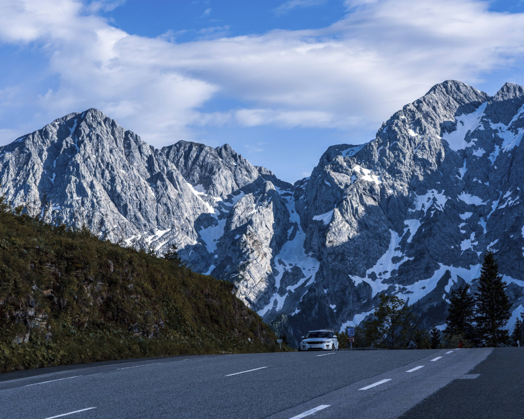 Die ganzj&auml;hrig befahrbare Rossfeld Panoramastra&szlig;e in Berchtesgaden f&uuml;hrt durch imposante Bergwelten und artenreiche Flora & Fauna.