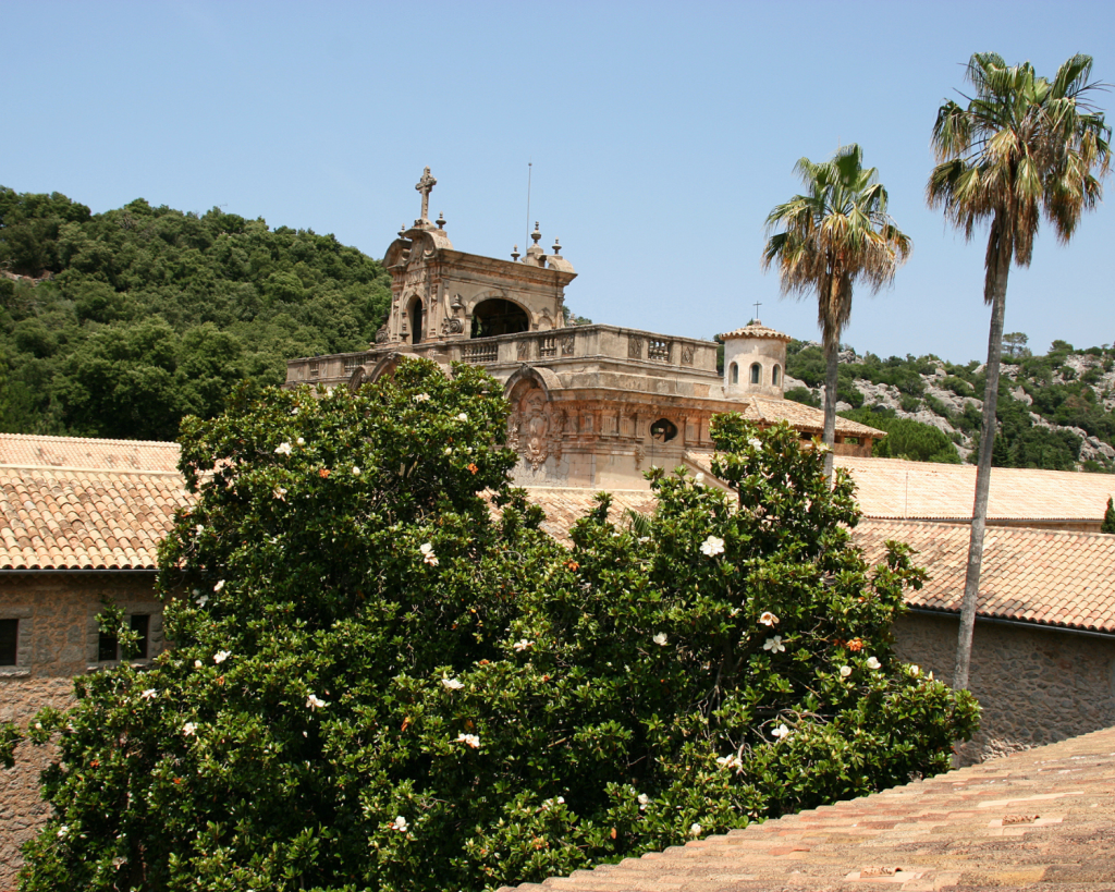 Das Santuari de Santa Maria de Lluc (kastilisch Santuario de Santa Mar&iacute;a de Lluch), so der vollst&auml;ndige Name, ist ein Wallfahrtsort im Gebirge der Serra de Tramuntana im Nordwesten von Mallorca.