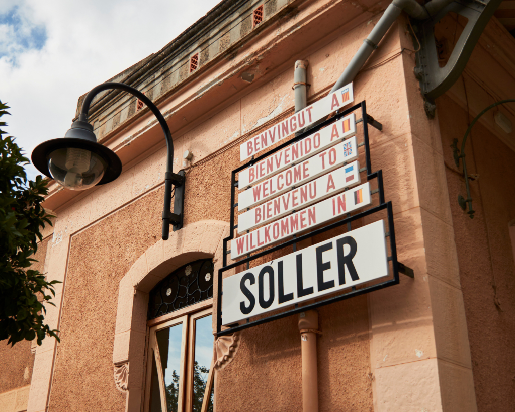 S&oacute;ller liegt in einem idyllischen Tal inmitten des Tramuntana-Gebirges und circa 30 Kilometer von Palma de Mallorca entfernt. 