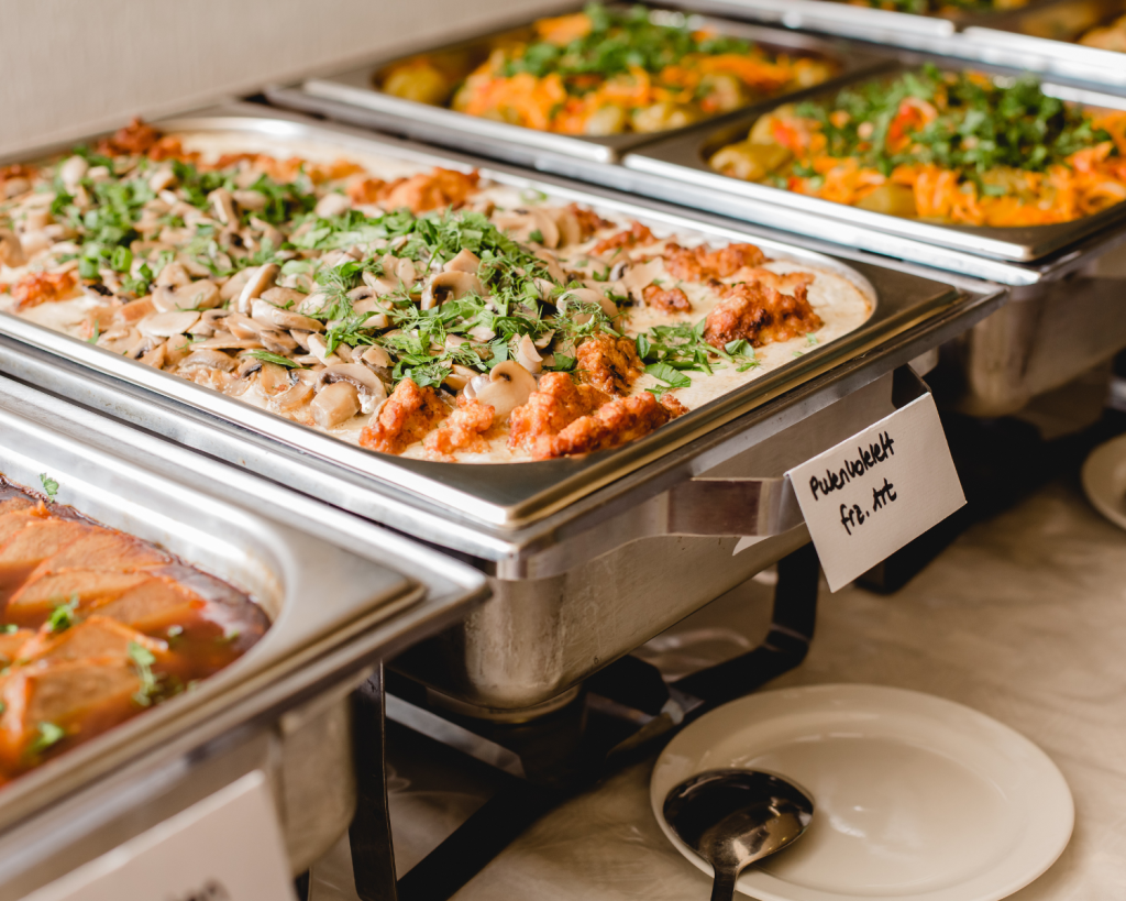 Das Buffet wird im Urlaub meist erst einmal begutachtet, bevor sich f&uuml;r ein Gericht entschieden wird.