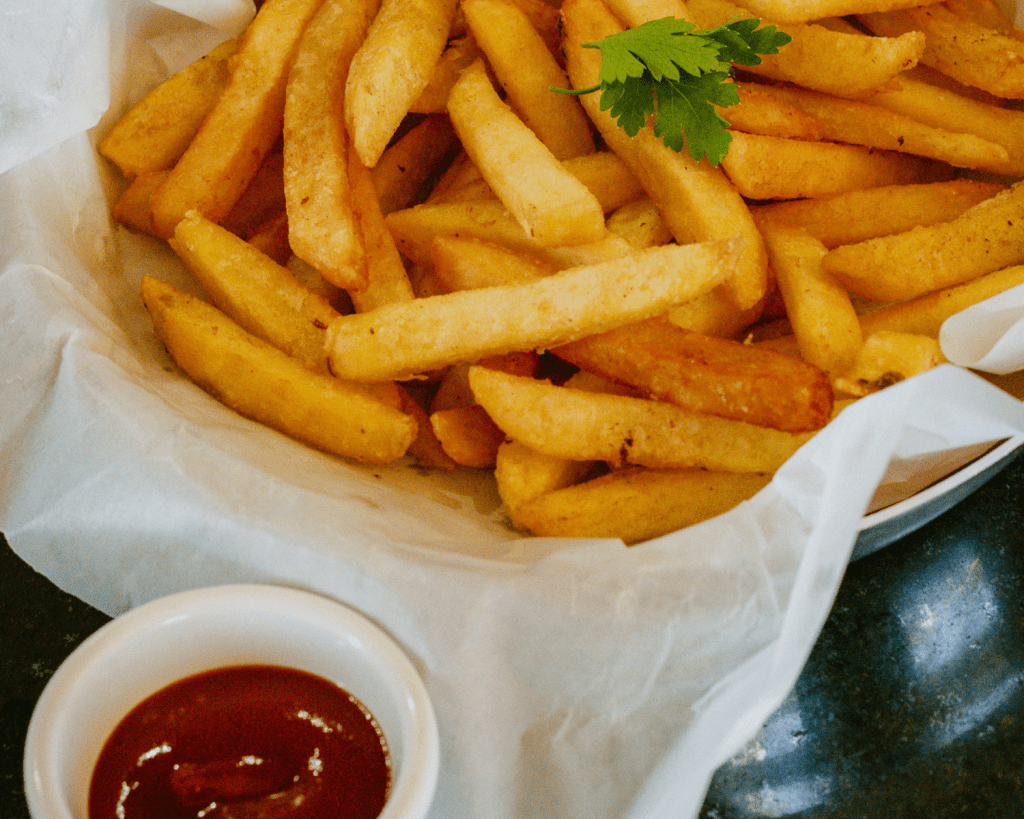 Schnitzel, Pommes und ein Bier sind auch im Urlaub beliebt.